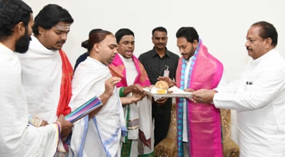 नए साल पर आंध्र प्रदेश के मुख्यमंत्री को वैदिक पंडितों का आशीर्वाद